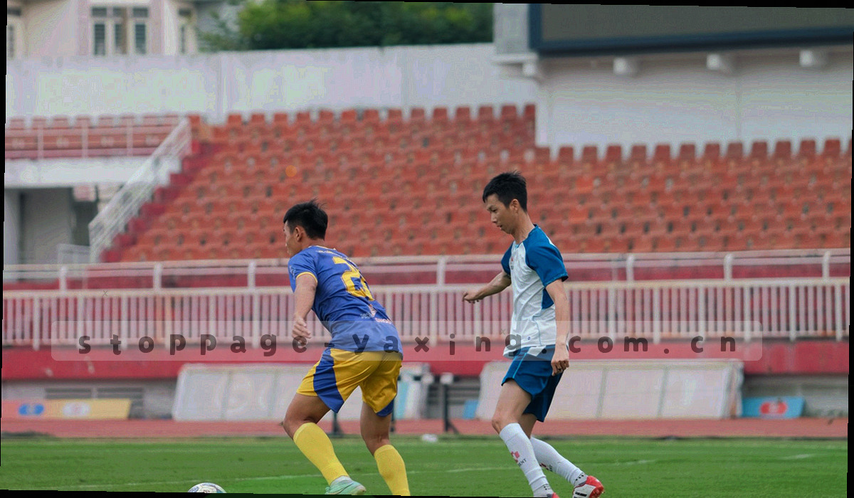 球场俯视几何网格与沿时间轴排开的赛季刻度示意